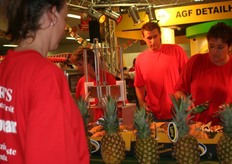 Alexander Holleman van PeDe was niet weg te slaan in onze stand. In het midden collega Johan Nooteboom (het is dus niet mijn broer) en zelf links.
