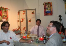 Alexander Holleman van PeDe was niet weg te slaan in onze stand. In het midden collega Johan Nooteboom (het is dus niet mijn broer) en zelf links.