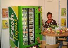 Hennie naast de AGF-automaat van The Greenery.