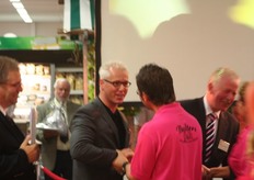 Rudolph van der Veen feliciteert Bulters Groentespecialisten met de titel beste Groenteman van Nederland.