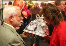 Mw. Kruts ontvangt de prijs als beste ambulante agf-handelaar.