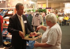 Mevrouw omdat u de 1234 ste bezoeker bent krijgt u deze bak heerlijek handel. Zo kwam Hans Vogel van zijn handel af.