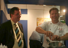 Gerrit Oomen kijkt toe hoe de Quickly aardappelen worden bereid.