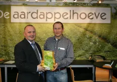 Bart Nemegheer van de Aardappelhoeve (l) met één van zijn Nederlandse leveranciers.