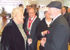 Erica Terpstra in gesprek met de Brabantse telers in klederdracht