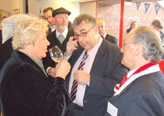 Erica Terpstra met Pieter Smits van de Stichting Dubbel A