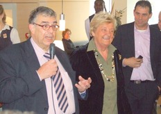 Pieter Smits houdt een speech. Erica Terpstra luistert geamuseerd.