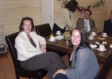 Sandra Bogaard (Frisco) in gesprek met Gerda van Valen (Rova Breda) op de achtergrond de heren van de Rabobank Barendrecht.
