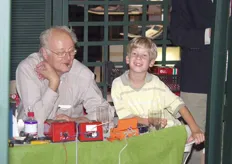 (Opa) Henk en (kleinzoon) Henry Boekhout besturen de treinen.
