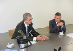 Links Renaat Kuipers van veiling Haspengouw en zijn Duitse collega van BayWa tijdens de persconferentie