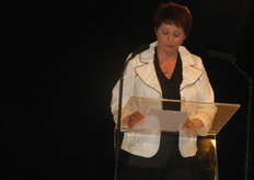 De gastvrouwe heet een ieder welkom