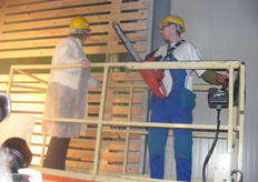 Veerle Heeren krijgt uitleg voor de opening