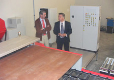 Stefan Stas en Jan Taks bij de computer en de schakelkasten