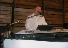 "Entertainer Danny, waar ik van weet dat zijn relatie met de fruitteelt bestaat uit deelname aan een programma op de Belgische televisie genaamd de "Notenclub"