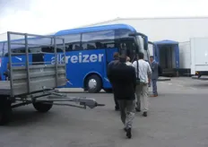 De bus brengt de deelnemers naar de Academiezaal in Sint-Truiden
