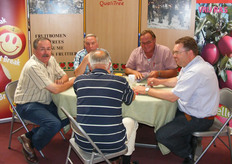 Gezellig bijpraten in de stand van Jan van Ingen