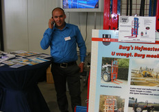 Joan in de stand van Burg's machine fabriek