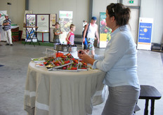 Annemarie, charmante gastvrouw in de stand van uitgeverij Boekhout
