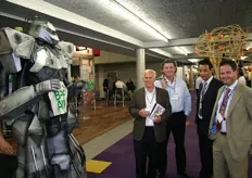 Poseren bij de robot: Rob Blok, buitenlandse klant, Amir Hautemann (Citronas) en Marc Denayer (Trofi).