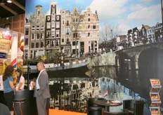 De stand van de Holland Fresh Group. Een prachtige foto op de achterwand van een Amsterdamse gracht. Ger van Burik in gesprek met Esther van de Ende