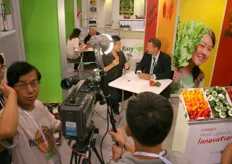 Chris Groot van Enza wordt door de lokale tv-zender geïnterviewd over de Sweetgreen paprika.