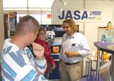 Wim van der Meulen van Jasa in gesprek met bezoekers