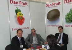 Jan Oskam (l) in gesprek bij Dan Fruit.