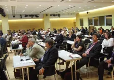 Een zaal vol aandachtig luisterende mensen tijdens het Forum.