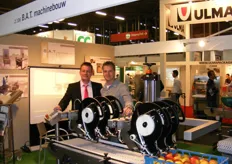 Serge Broekhoven en Stan van der Schoof van B.A.T. Machinebouw achter het nieuwe automatische fruitetiketteersysteem.