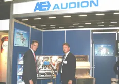 Van Audion Elektro bij hun nieuwste verpakkings machine Alex Bakker (links) en Michel van der Feer
