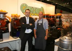 Directeur van Groba Dhr. R. de Groot, voor de unieke Zumoval sinaasappelpersmachines