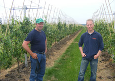 Vader en zoon van Sijll in de boomgaard