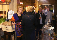 gezellige drukte in de winkel, met een hapje en een drankje