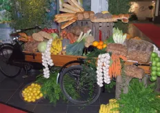 Bakfiets vol met verse groenten, fruit en brood verwelkomt de bezoekers.
