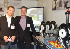 Stef van der Leeuw en Serge Broekhoven van B.A.T Machinebouw waar de nieuwe 'sticker-machine' voor groenten en fruit werd gepresenteerd.