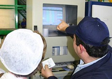 Lize Polak krijgt uitleg hoe een label in elkaar zit.