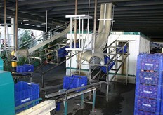 Alle kratten gaan door de wasstraat om verspreiding van virussen te voorkomen.