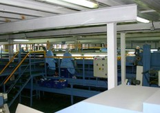 Daarna halen vrouwenhanden de slechte tomaten eruit.