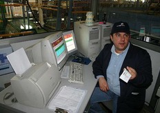 Gids Pedro Gonzalez in de controlekamer.