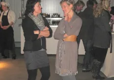 Anja Monsma (links) in gesprek met Hannah Snippe (rechts)