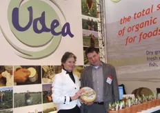 "Joan Maassen van Udea was zeer verheugd met het bezoek van de minister. "Wij leveren het gehele bio-pakket aan de bedrijfsrestauratie van het ministerie", aldus Joan."