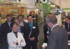 Volkert Engelsman, voorzitter van de Nature&More Foundation, heet minister Verburg welkom in de stand van Eosta