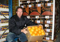 Bob van Aalen toont een prachtige doos Zuid-Afrikaanse navels van het merk Citrus.