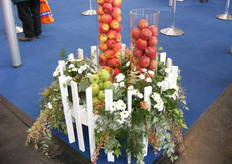 Fraaie blikvanger, als er iemand ziet dat er een appel uitgepakt wordt, zijn de vazen binnen de kortste tijd leeg