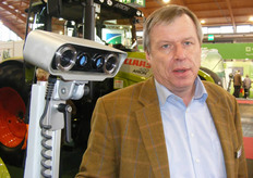 Herbert Rolf Klaus van Claas met een camera gestuurde trekker, die ook ronde percelen tot op 2 centimeter nauwkeurig kan uitzetten