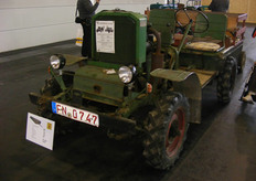 Een oude trekker gemaakt van een Jeep