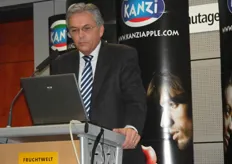 Leonard Kampschoer tijdens zijn lezing over de afzet van Kanzi