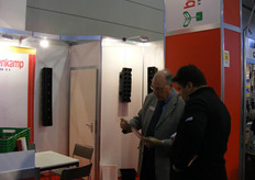 Theo den Heeten van Beekenkamp geeft uitleg aan potentiele klant