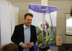 Marnix van Praet bij zijn hagelkanonnen