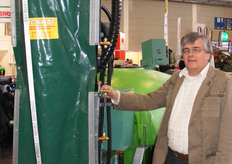 Thijs van de Munckhof naast een spuitmachine